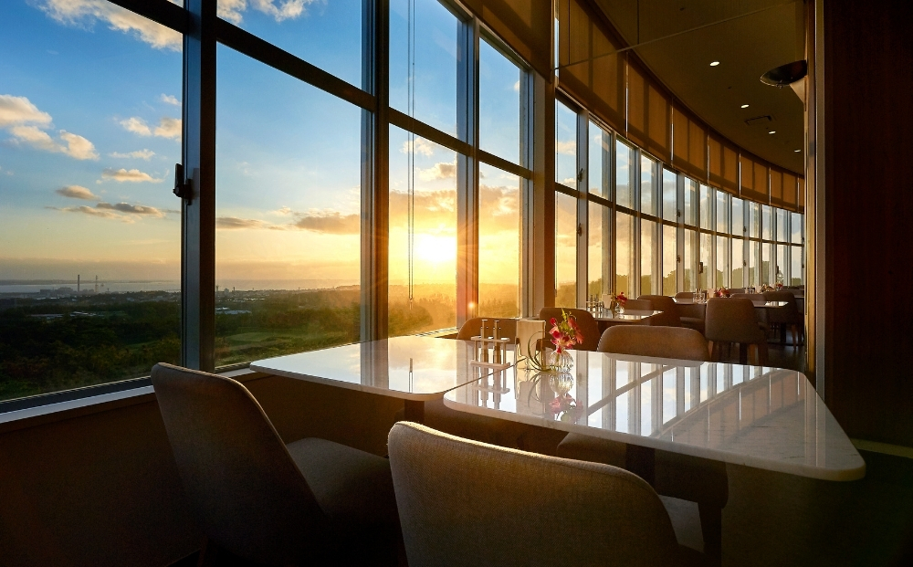 【ANAクラウンプラザリゾート沖縄うるまヒルズ】スーペリアキング　ペア宿泊券（夕朝食付き）