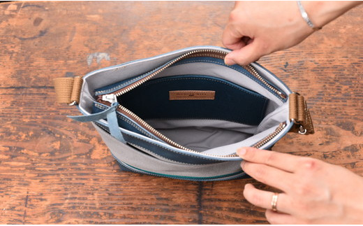 岡喜近江牛レザーと帆布のタテ型ショルダーバッグ　グレー/琵琶湖ブルー【CC18W】