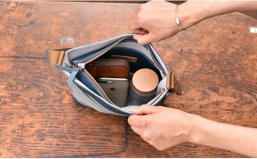 岡喜近江牛レザーと帆布のタテ型ショルダーバッグ　グレー/琵琶湖ブルー【CC18W】