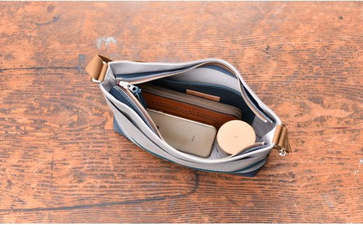 岡喜近江牛レザーと帆布のヨコ型ショルダーバッグ　グレー/琵琶湖ブルー【CC19W】