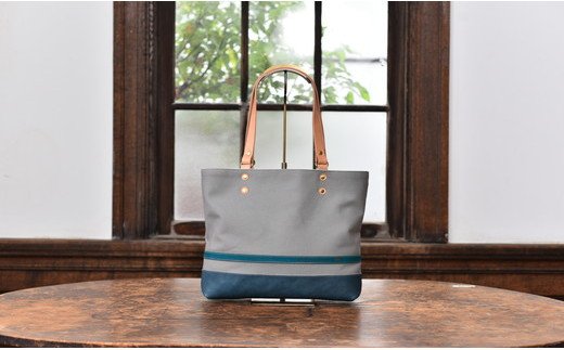 岡喜近江牛レザーと帆布のトートバッグ　グレー/琵琶湖ブルー【Mサイズ】【CC20W】