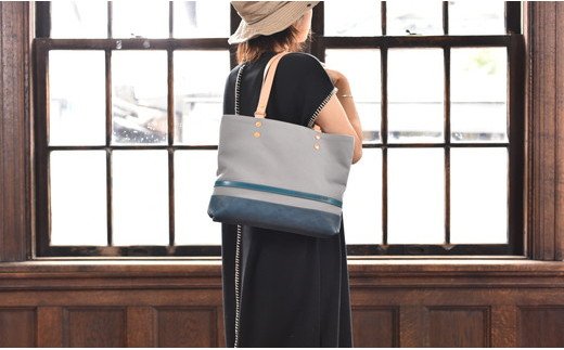 岡喜近江牛レザーと帆布のトートバッグ　グレー/琵琶湖ブルー【Mサイズ】【CC20W】