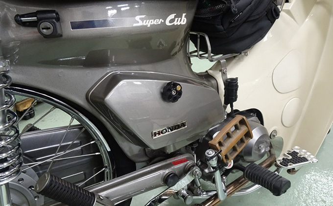 Honda　スーパーカブ用　サイドカバーボルト 右 雑貨 日用品 