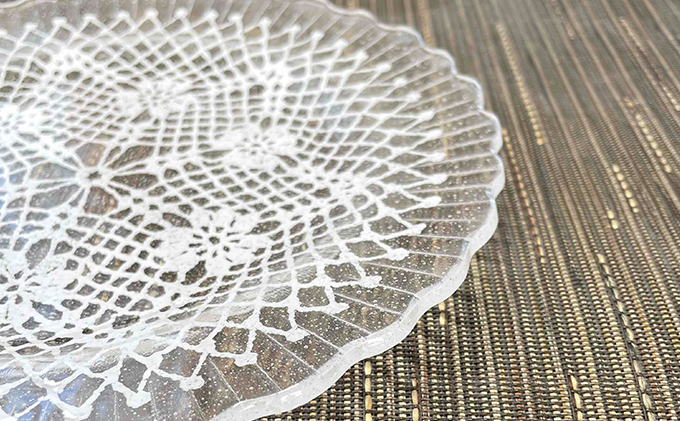 レース模様の丸皿 工芸品 食器 ガラス工芸品 ガラス製 