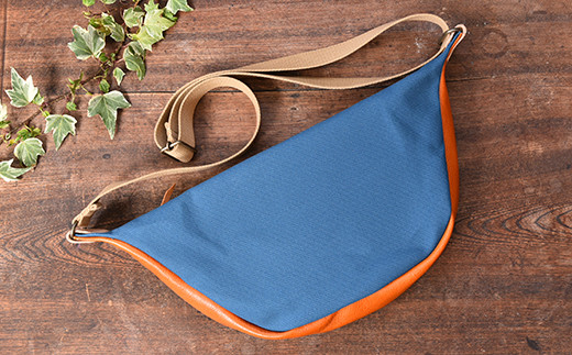 旅行にも普段使いにも最適　革と地産帆布で作ったボディバッグ　琵琶湖ブルー【CC21W】