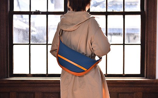 旅行にも普段使いにも最適　革と地産帆布で作ったボディバッグ　琵琶湖ブルー【CC21W】