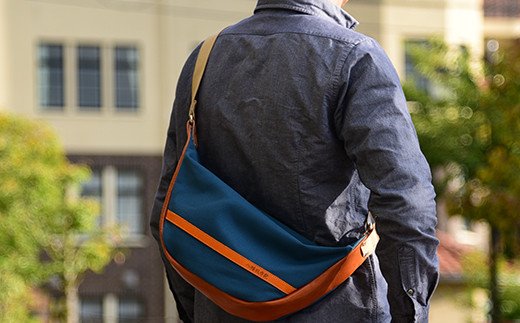 旅行にも普段使いにも最適　革と地産帆布で作ったボディバッグ　琵琶湖ブルー【CC21W】