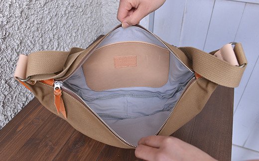 旅行にも普段使いにも最適　革と地産帆布で作ったボディバッグ　琵琶湖ブルー【CC21W】