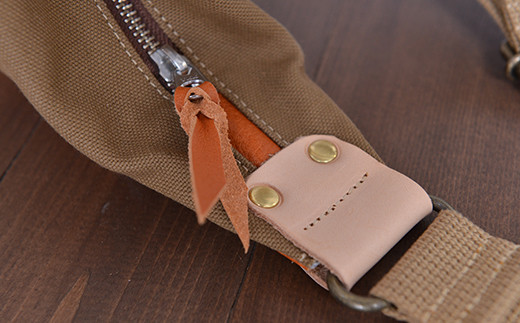 旅行にも普段使いにも最適　革と地産帆布で作ったボディバッグ　琵琶湖ブルー【CC21W】