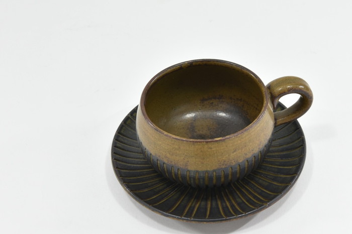 京焼「新羅釉木賊紋コーヒー碗・皿」（黒）１セット〈コーヒーカップ ティーカップ 京焼 手作り カップ お皿 セット 食器 陶器 工芸品 新羅釉 木賊紋〉　 茶碗 