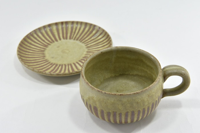 京焼「新羅釉木賊紋コーヒー碗・皿」(ピスタチオグリーン)1セット〈コーヒーカップ ティーカップ 京焼 手作り カップ お皿 セット 食器 陶器 工芸品 新羅釉 木賊紋〉 茶碗 