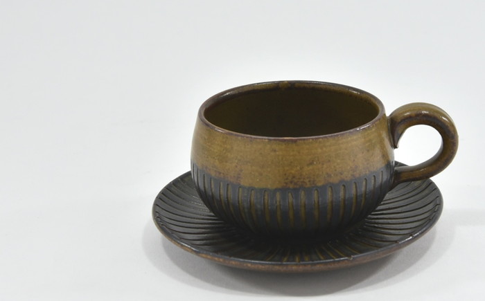 京焼「遙白釉＆新羅釉／木賊紋コーヒー碗・皿」（ピスタチオグリーン＆黒）2種セット〈コーヒーカップ ティーカップ 京焼 手作り カップ お皿 セット 食器 陶器 工芸品 新羅釉 木賊紋 遙白釉〉 茶碗 コーヒー椀 