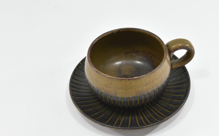 京焼「遙白釉＆新羅釉／木賊紋コーヒー碗・皿」（ピスタチオグリーン＆黒）2種セット〈コーヒーカップ ティーカップ 京焼 手作り カップ お皿 セット 食器 陶器 工芸品 新羅釉 木賊紋 遙白釉〉 茶碗 コーヒー椀 