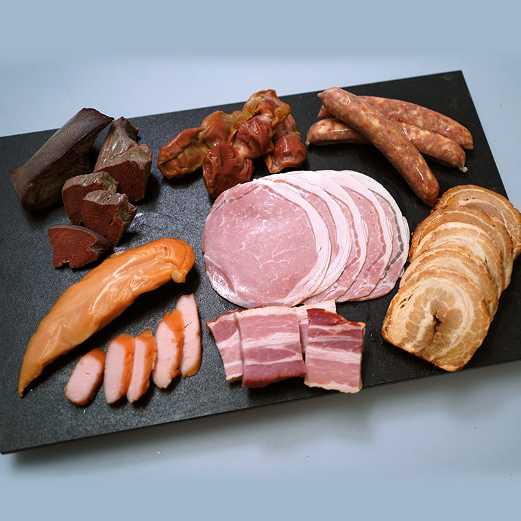 茨城県筑西市のふるさと納税 燻製職人！風實 お手軽燻製宅飲みセット ギフト 贈答 詰め合わせ セット BBQ バーベキュー 晩酌 おつまみ お楽しみ おたのしみ パーティー ハム ベーコン ウインナー レバー 砂肝 チャーシュー かざみ [AJ007ci]