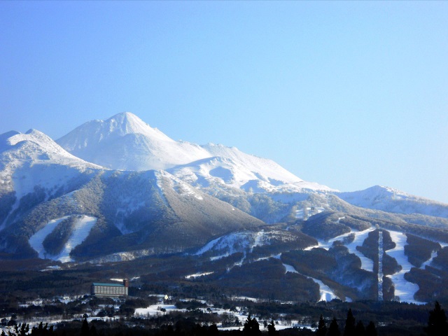 ロックウッド・ホテル＆スパ：期間限定【スノーリゾート】天然温泉に浸かる旅　1泊2食付（平日限定：スタンダードツイン お二人様ご招待） 宿泊券 旅行 