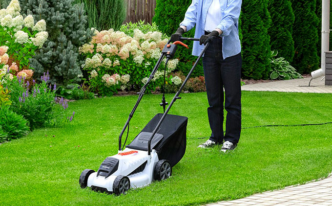 電動芝刈機 ホワイト G-320W 芝刈り機 電動 芝刈機 ガーデン 剪定 園芸 芝 芝刈り 庭 芝生 庭園 バリカン アイリスオーヤマ 草刈機 雑草 電動芝刈り機 高評価 