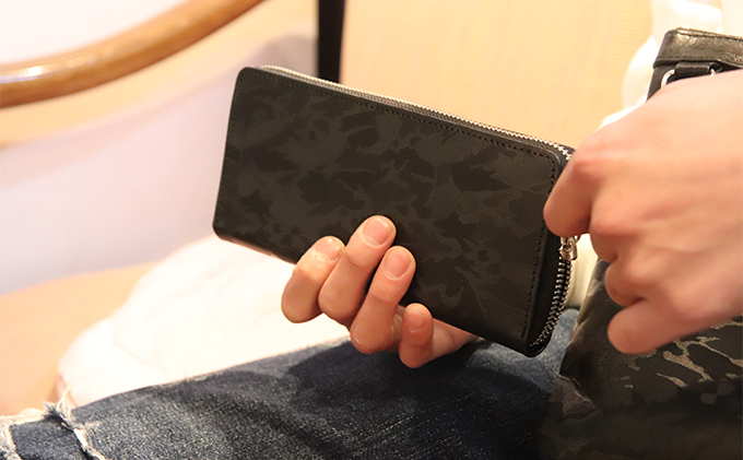 【裏地イエロー】型押しカモフラレザーのラウンドウォレット ファッション 小物 財布 迷彩 ラウンドウォレット長財布 小銭 お札 カード 手作り 日本製 皮 