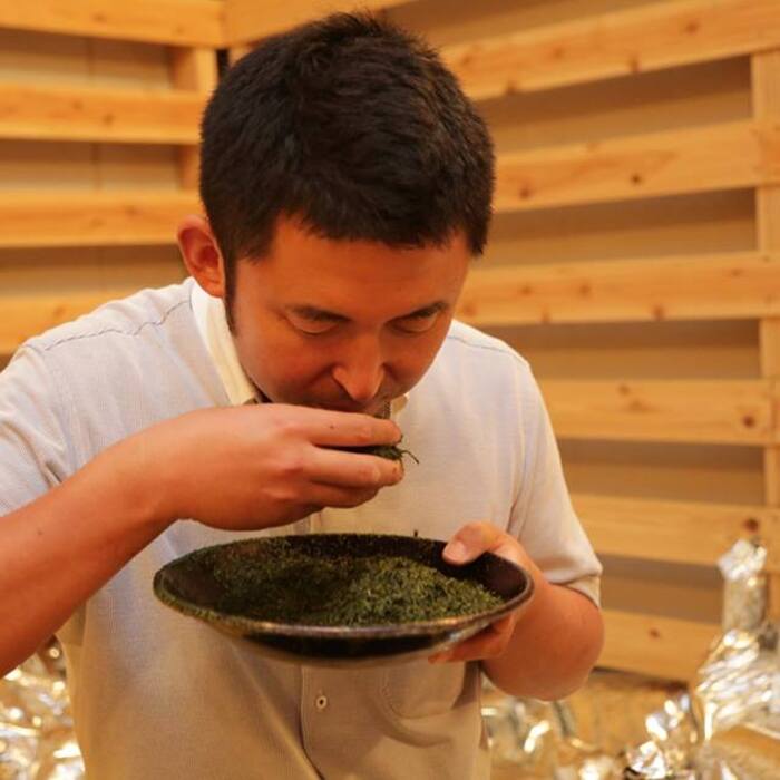 佐賀県神埼市のふるさと納税 八女茶「極上煎茶」2本・九州銘茶「特上煎茶」八重2本飲み比べセット【佐賀県産 銘茶 嬉野茶 知覧茶 まろやか コク 香り お徳用】(H047117)