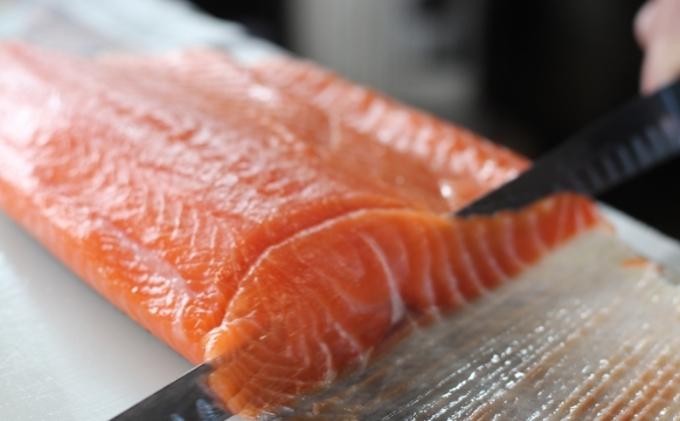 スモークサーモン屋の極上燻鮭　半身 魚介類 魚貝類 燻製 サラダ つまみ 肴 