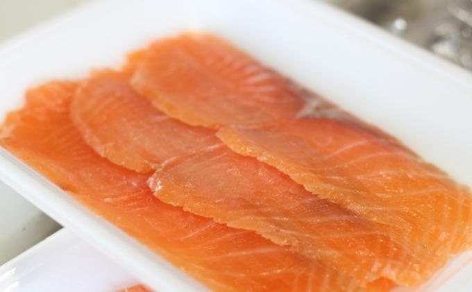 スモークサーモン屋の極上燻鮭　半身 魚介類 魚貝類 燻製 サラダ つまみ 肴 