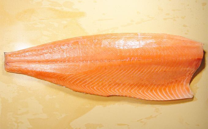 スモークサーモン屋の極上燻鮭　半身 魚介類 魚貝類 燻製 サラダ つまみ 肴 