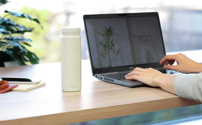 ステンレスマグボトルスクリュー ペールホワイト SM-S500 アイリスオーヤマ 雑貨 水筒 保温 保冷 持ち運び 職場 学校 お出かけ 