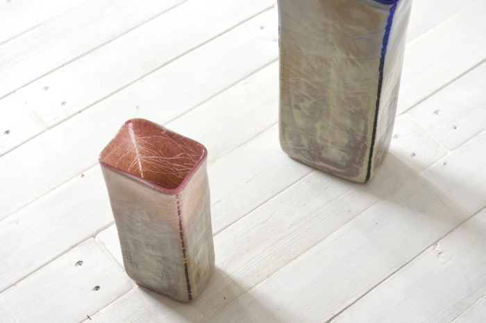 Hiwairoフラワーベース　赤　花器　花瓶　高さ21cm×9cm×6cm〈花器 花瓶 工芸品 雑貨 日用品 シンプル 上品 透明度 光彩 おしゃれ ガラス〉 