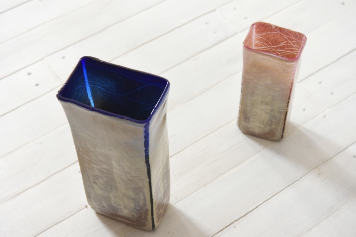 Hiwairoフラワーベース　赤　花器　花瓶　高さ21cm×9cm×6cm〈花器 花瓶 工芸品 雑貨 日用品 シンプル 上品 透明度 光彩 おしゃれ ガラス〉 