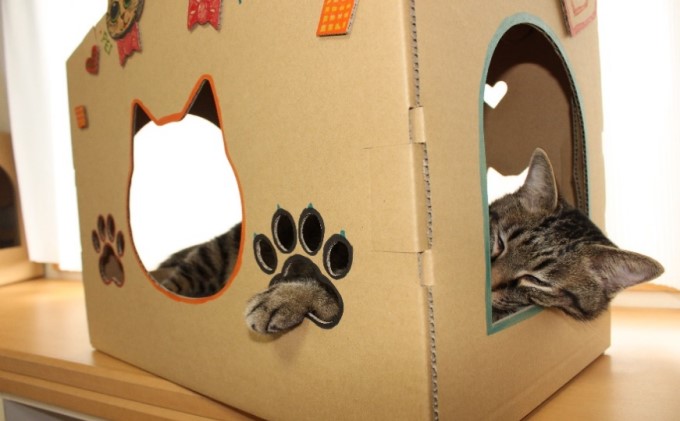 ダンボール ねこハウス ペット用品 猫の顔 肉球の形 覗き窓 かわいい 爪とぎ付き ストレスケア デコレーション 耐久性 安定性 簡単 組立 解体 