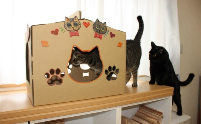 ダンボール ねこハウス ペット用品 猫の顔 肉球の形 覗き窓 かわいい 爪とぎ付き ストレスケア デコレーション 耐久性 安定性 簡単 組立 解体 