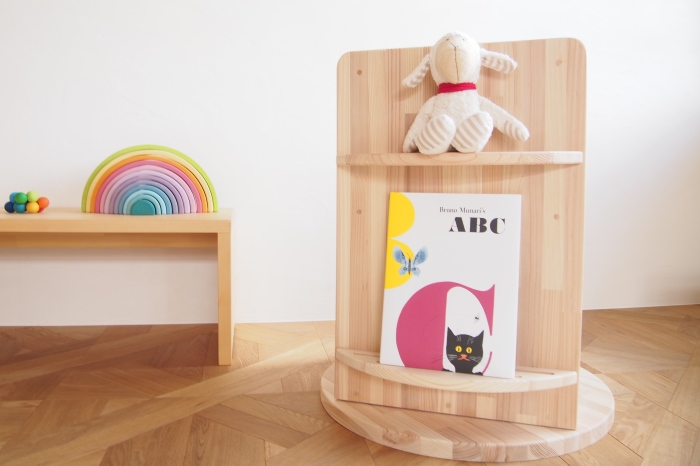 大人になっても使える「回転本棚＆ターンテーブル」(温もり感じる安心の天然無垢材)〈工芸品 日用品 家具 回転本棚 本棚 木製 ターンテーブル ハンドメイド 収納〉 