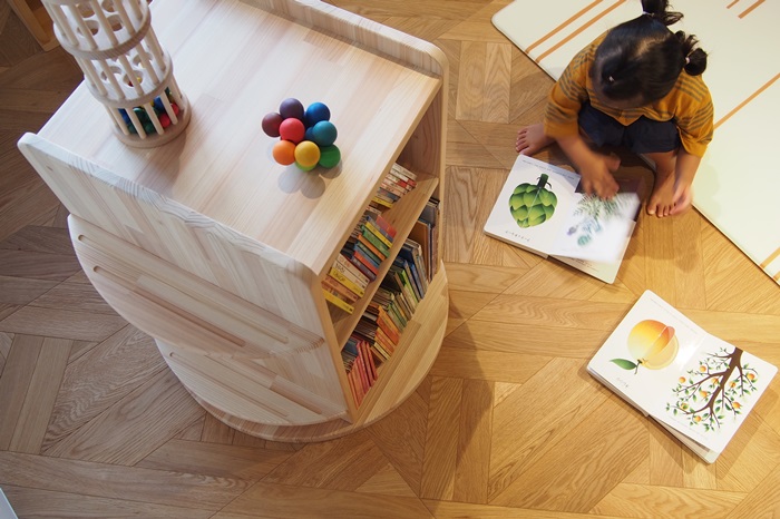 大人になっても使える「回転本棚＆ターンテーブル」(温もり感じる安心の天然無垢材)〈工芸品 日用品 家具 回転本棚 本棚 木製 ターンテーブル ハンドメイド 収納〉 