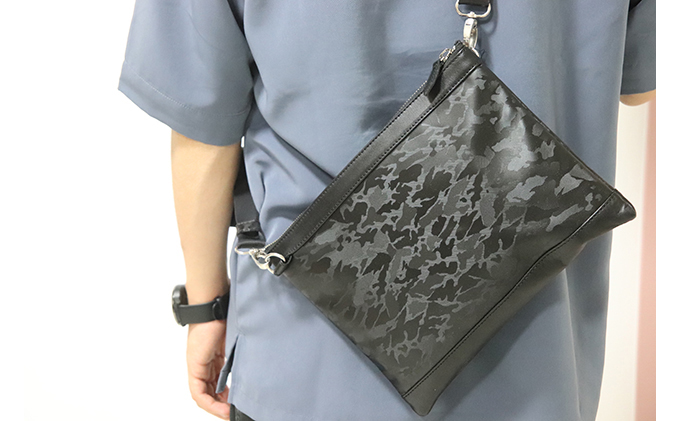 型押しカモフラレザー　ショルダーサコッシュ ファッション カバン バッグ 迷彩 撥水 薄マチ 仕切り 収納カ ジュアル エレガント 