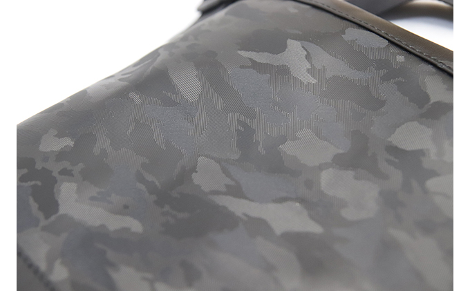 型押しカモフラレザー　ショルダーサコッシュ ファッション カバン バッグ 迷彩 撥水 薄マチ 仕切り 収納カ ジュアル エレガント 