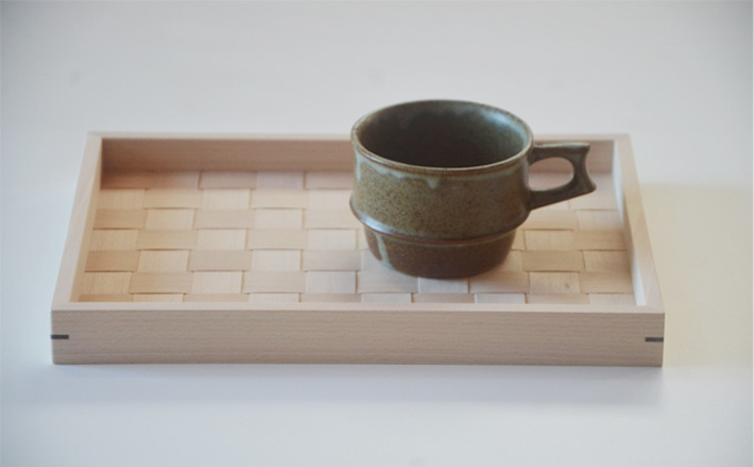 北海道産木材を使用した オリジナルトレイ【S】 雑貨 日用品 工芸品 編込み 薄く 削く ブナ材 丁寧 ウォルナット くさび 意匠 シンプル ティータイム 小物入れ 