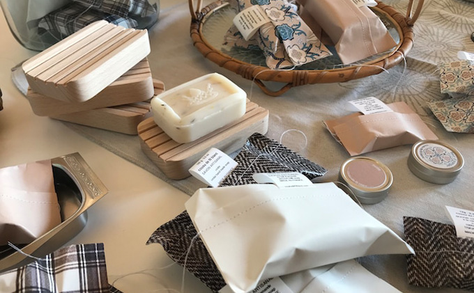 北海道の木材を使用したソープディッシュ【1個】 雑貨 日用品 工芸品 シンプル ブナ材 石鹸 皿 トレイ おしゃれ 自然 天然 