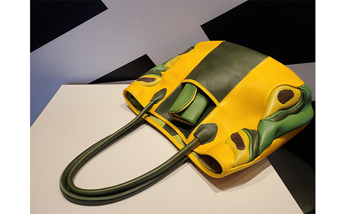 アボカドデザインのアートなレザートートバッグ ファッション カバン ラージ 牛革 パッチワーク ジェンダーレス ポケット ボトルホルダー 