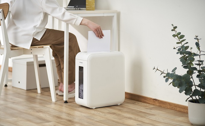 パーソナルシュレッダー クロスカット P6HCSV-W ホワイト アイリスオーヤマ 電化製品 事務用品 会社 オフィス 書類 破棄 個人情報 重要書類 廃棄 郵便物 静音設計 キャスター付 機密情報 シンプル デザイン 白 