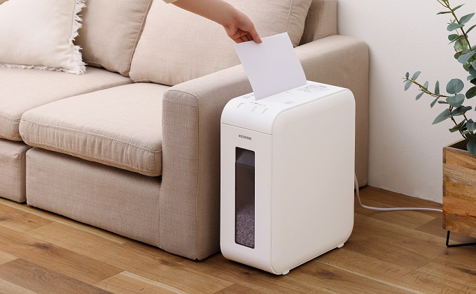 パーソナルシュレッダー マイクロクロスカット P4HMSV-W ホワイト シュレッダー 家庭用 電動 静音 A4 細断 10分連続使用 個人情報 書類 リモート 在宅 家 オフィス アイリスオーヤマ オフィス機器 