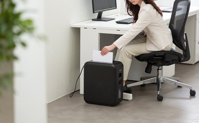 パーソナルシュレッダー クロスカット P6HCSV-B ブラック シュレッダー 家庭用 電動 静音 コンパクト 12L 細断 10分連続使用 個人情報 書類 リモート アイリスオーヤマ 在宅 オフィス 