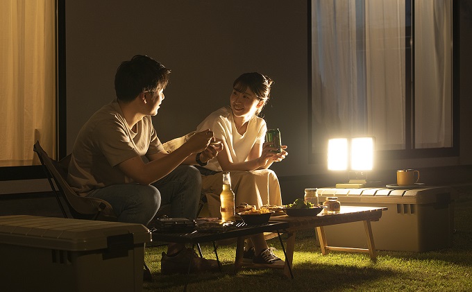 LEDスタンドライトAC式 3000lm LLT-3000B-WP 照明 照明器具 投光器 作業灯 屋外 キャンプ アウトドア バーベキュー 地表全体 広い 明るい 2灯 アイリスオーヤマ 向き 照射範囲 調整 防塵 防水 設計 眩しさ 軽減 電球色 