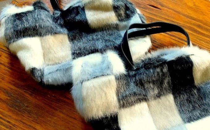 オリジナルネコ型トートバッグ＊モノトーンチェックファー 猫好き 猫の形 バック お出かけ どうぶつ かわいい 猫グッズ ふわふわ フェイクファー 手提げ チェック柄 