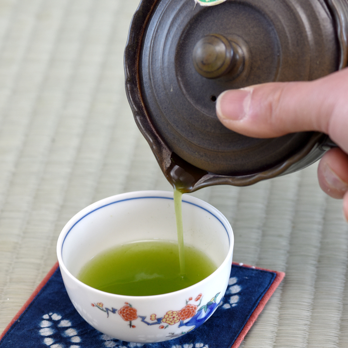 佐賀県神埼市のふるさと納税 八女茶「極上煎茶」2本・九州銘茶「特上煎茶」八重2本飲み比べセット【佐賀県産 銘茶 嬉野茶 知覧茶 まろやか コク 香り お徳用】(H047117)