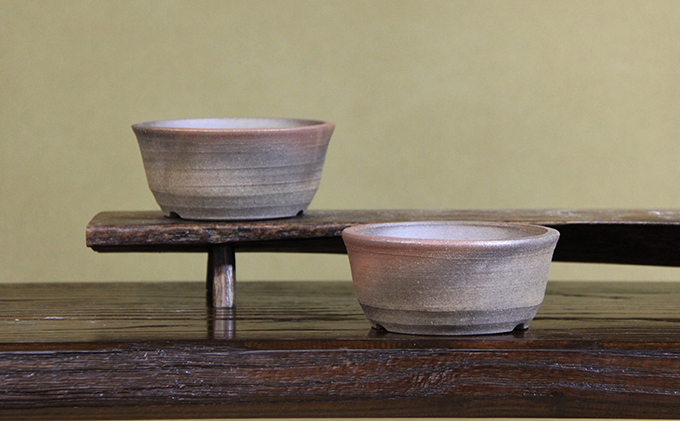 陶芸作家が手作りしています！盆栽鉢 2個セット 園芸 モダン ジャパニーズ 松 梅 植木鉢 異文化 人気 厳選 袋井市 雑貨 盆栽用品 日本文化 和 趣 インテリア 炭化 独特な味わい 焼締め鉢 松柏盆栽 花もの盆栽 藤花園 デザイン 製作