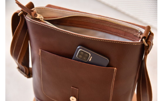 リッチオイルレザー(岡喜近江牛レザー）で作った　ショルダーバッグ　　ダークウォルナット【CC24W】