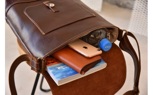 リッチオイルレザー(岡喜近江牛レザー）で作った　ショルダーバッグ　　ダークウォルナット【CC24W】