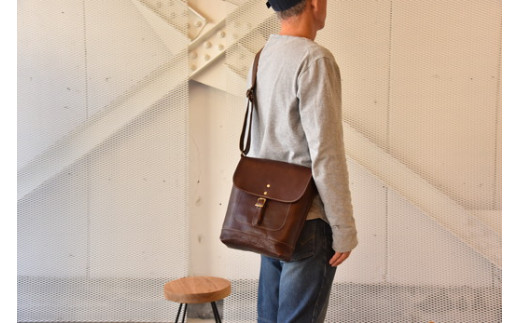 リッチオイルレザー(岡喜近江牛レザー）で作った　ショルダーバッグ　　ダークウォルナット【CC24W】