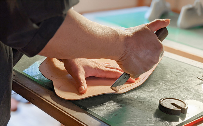 靴工房で体験する、イタリアンレザーを使ったバブーシュ作りの参加チケット 体験チケット 一日で完成 初心者 安心 