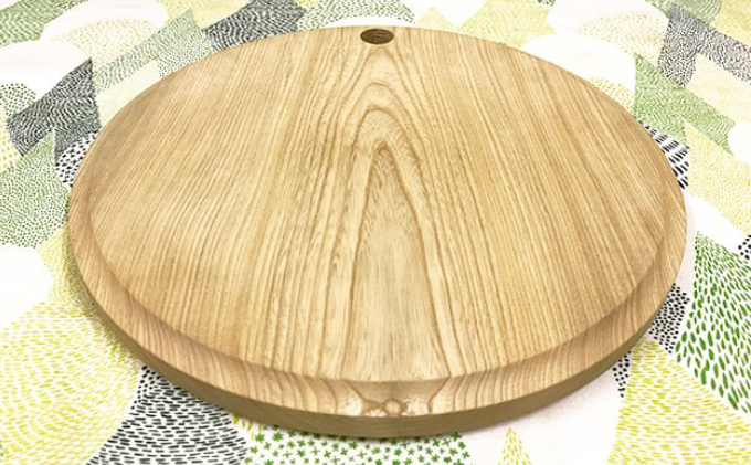 十勝の木のうつわ［天然木製］ カッティングボード 丸型 30cm【 工芸品 まな板 調理器具 北海道 十勝 幕別 】