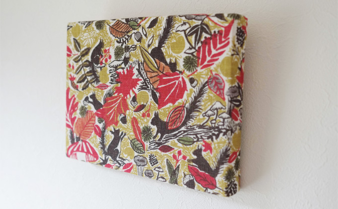 『秋の仕事』ファブリックパネル 北海道 南富良野町 ファブリック パネル インテリア デザイン プリント 贈り物 ギフト 壁掛け 落ち葉 どんぐり リス 動物 